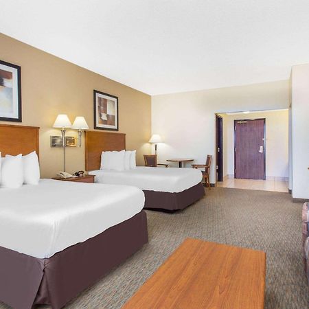 Days Inn By Wyndham Phenix City Near Fort Moore Exterior photo