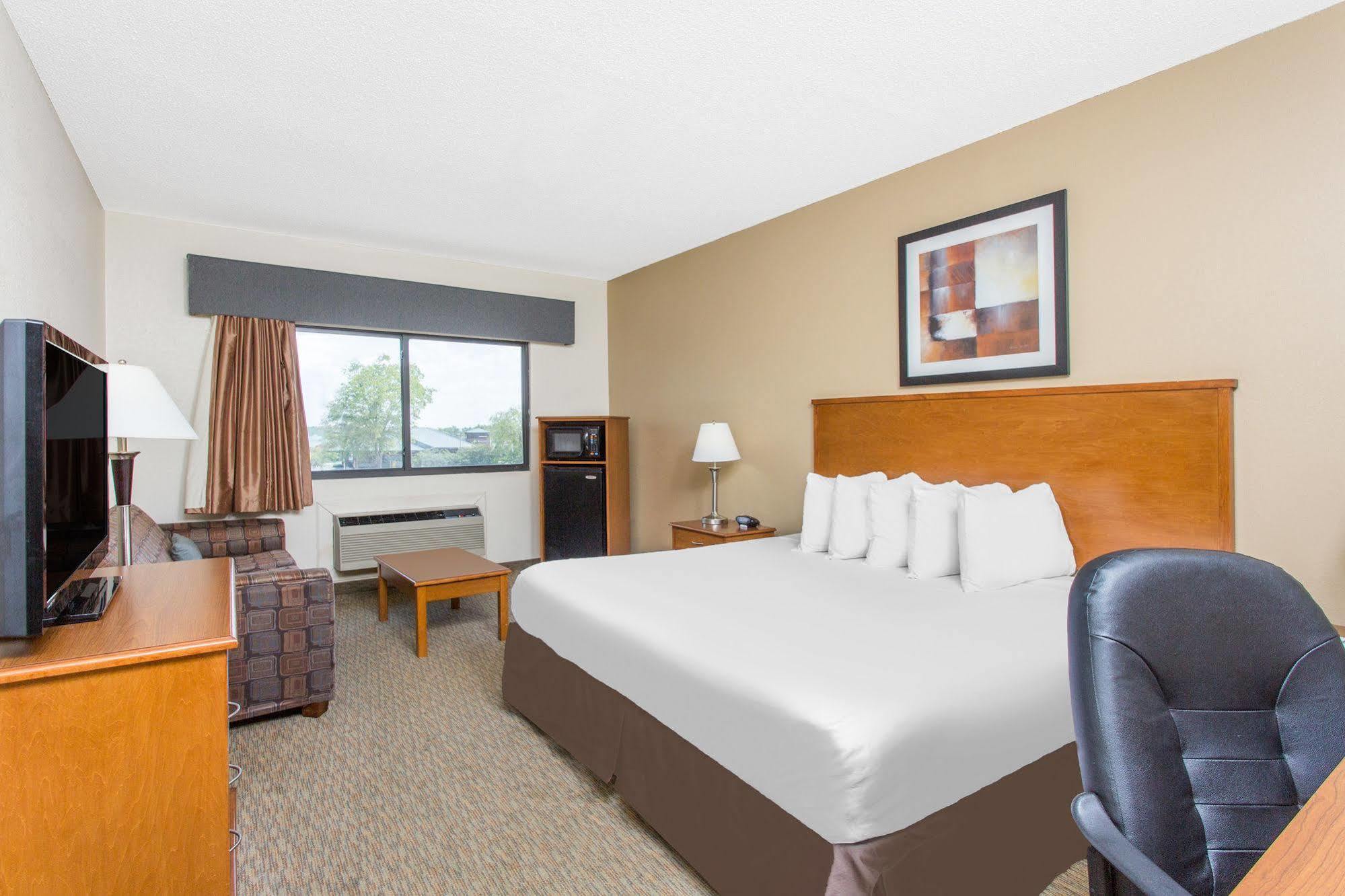Days Inn By Wyndham Phenix City Near Fort Moore Exterior photo
